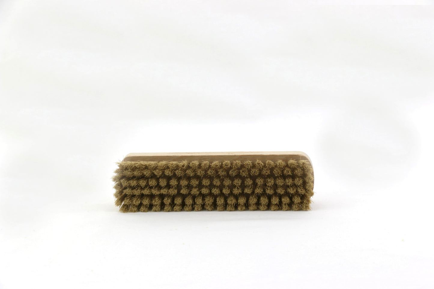 Brosse décrottoir avec des poils rigides et son manche en bois