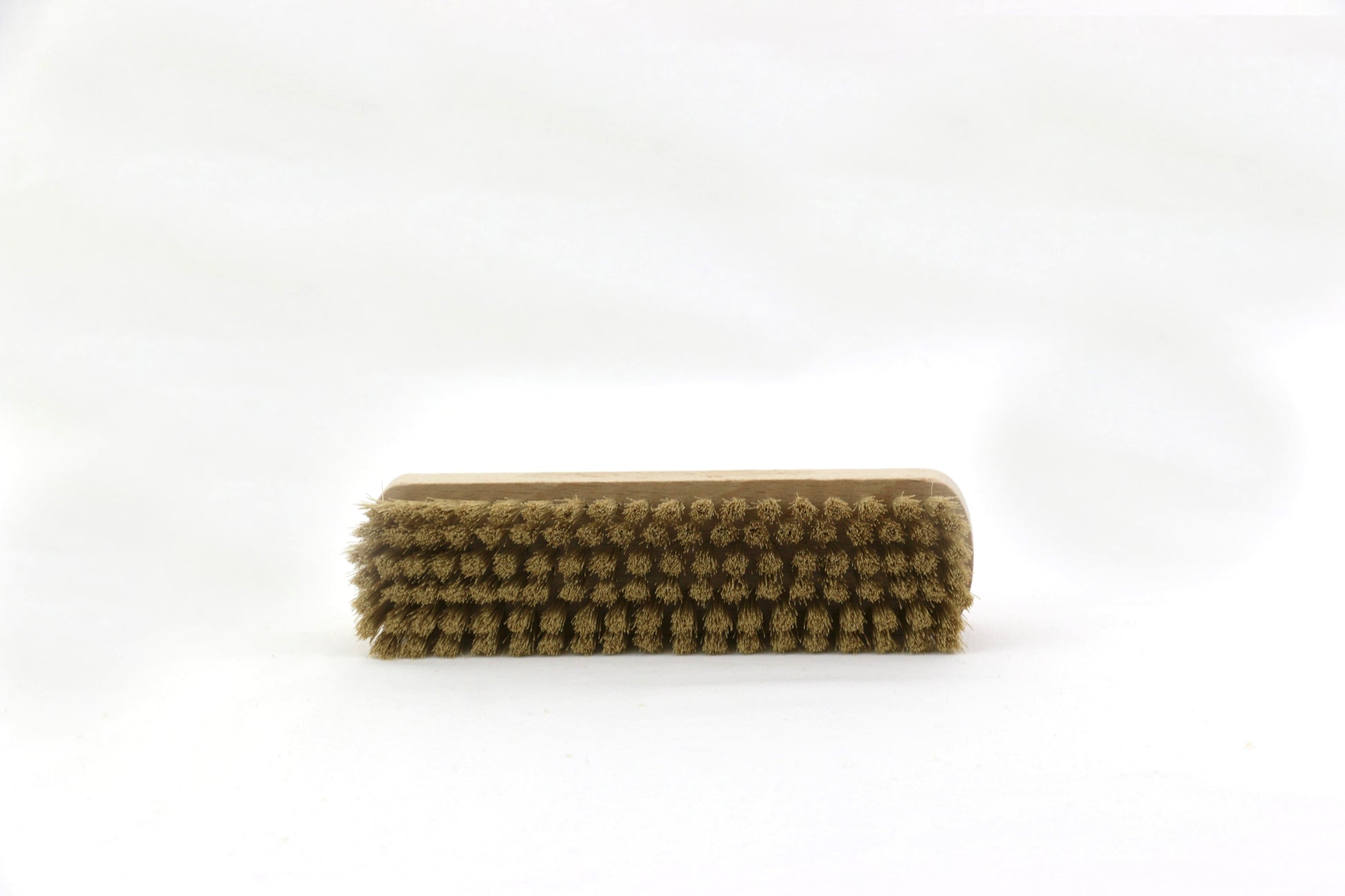 Brosse décrottoir avec des poils rigides et son manche en bois